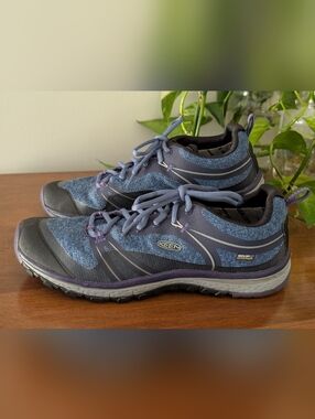 Keen | Women's Shoe Size 11 | Water Resistant Trail Hikers